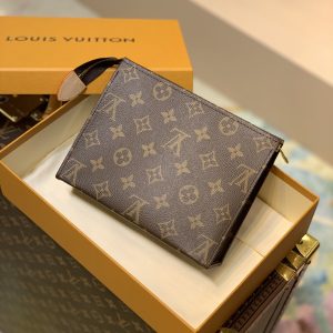 Louis Vuitton Toiletry Pouch -19* 15*6CM - Image 8