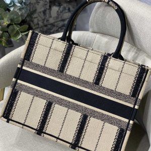 Diro Small Book Tote - Image 10