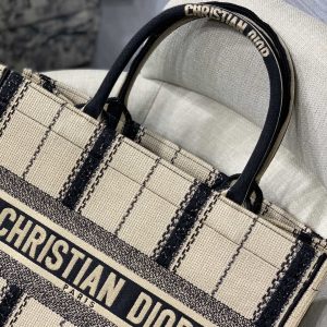 Diro Small Book Tote - Image 4