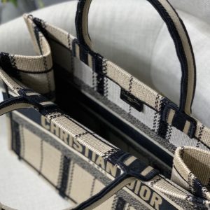 Diro Small Book Tote - Image 2