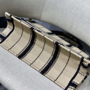 Diro Small Book Tote - Image 5