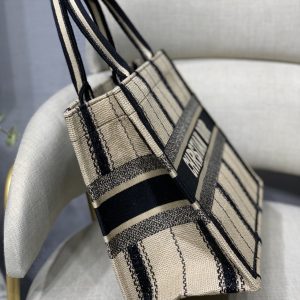 Diro Small Book Tote - Image 6