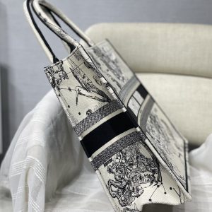 Diro Small Book Tote - Image 3