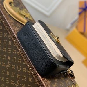 Louis Vuitton Lockme Tender Handbags PM- M58554-19*13*8CM - Image 3