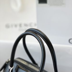 Gienvchy Antigona Tote - Image 7