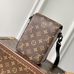 Louis Vuitton S-Lock Vertical Wearable Handbag-12*19*7CM - Image 4