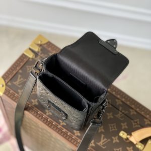 Louis Vuitton S-Lock Vertical Wearable Handbag-12*19*7CM - Image 5