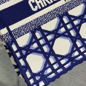Diro Book Tote - Image 4